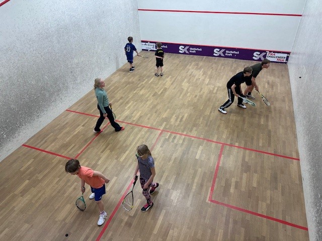 Juniorträning på squashbanan